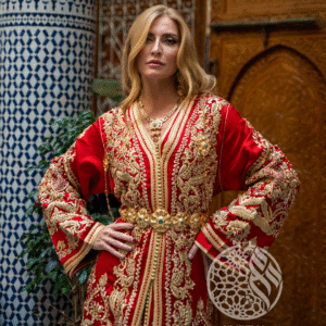 Caftan marocain rouge en soie avec broderies dorées
