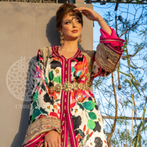 Caftan en soie italienne florale avec broderies artisanales et ceinture dorée